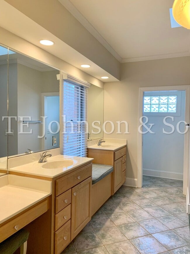 Building Photo - Gorgeous Three Bedroom in Tobaccoville- Mu...