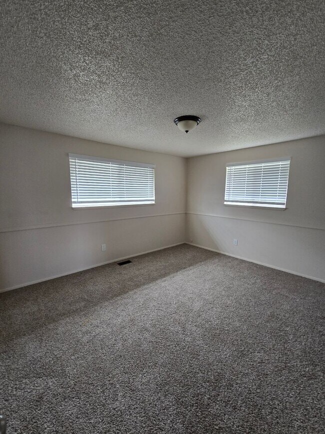 Building Photo - Kay Avenue Duplex