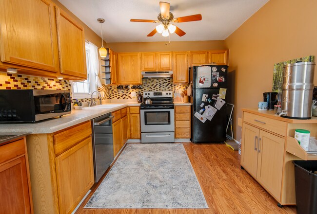 Building Photo - Cozy 3 bedroom home with spacious fenced backyard!