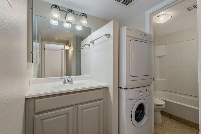 Building Photo - COMING SOON! Spacious 1 Bed 1 Bath Condo i...