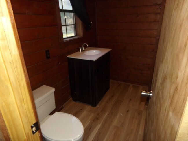 Building Photo - 4 bedroom Log House