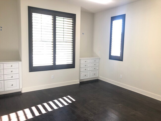 Building Photo - Stunning 4-Bedroom Home in the Desirable G...