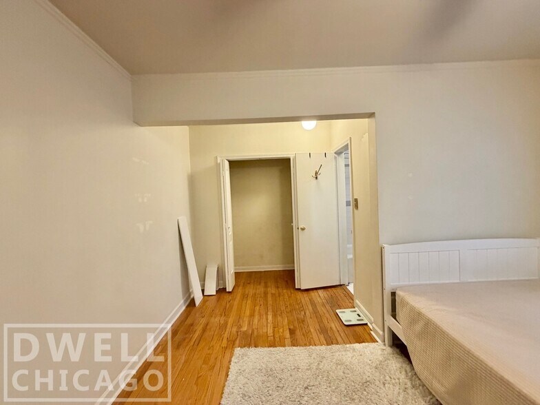 Building Photo - 3350 N Marshfield Ave