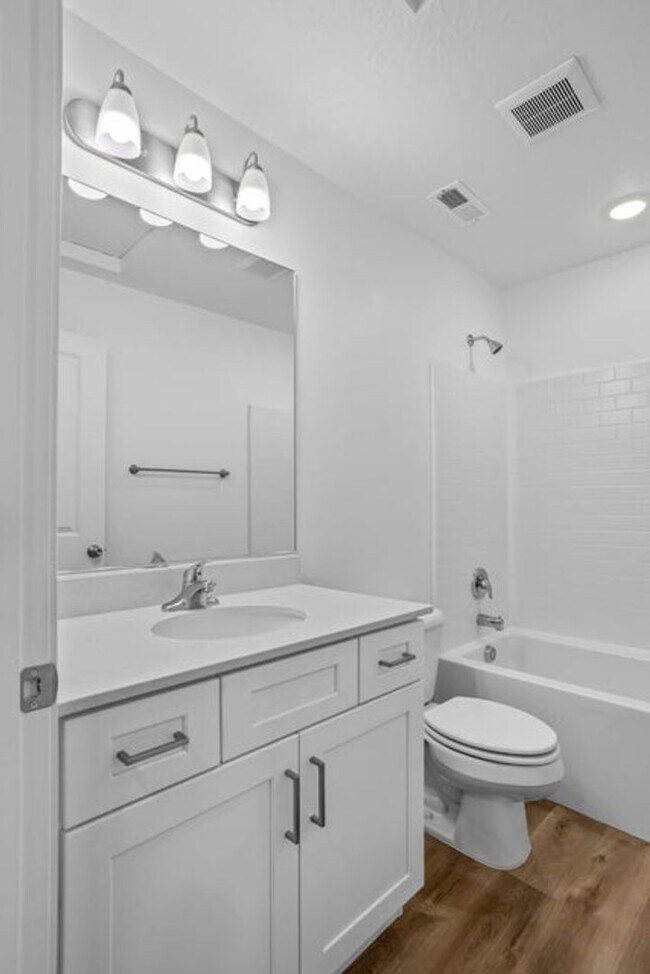 Building Photo - Beautiful 3 Bedroom Townhome in Desert Color. Internet Included!