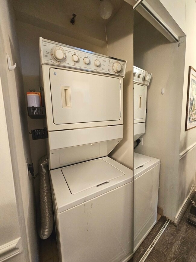 Building Photo - 512 N McClurg Ct