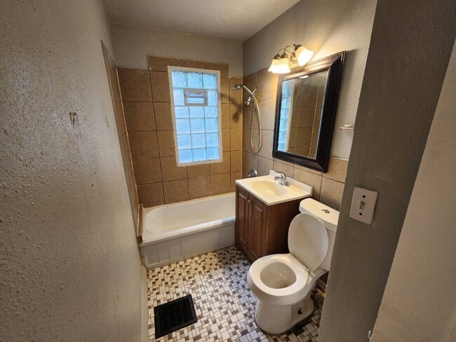 Building Photo - 3 Bdr Large Single Family House in a Nice ...