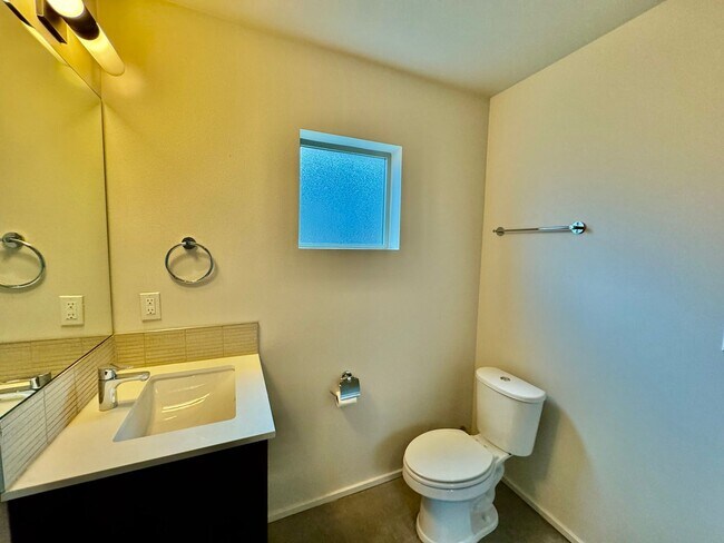 Building Photo - Location! Location! Modern 3 bed, 2.5 bath, Townhome near Greenlake!