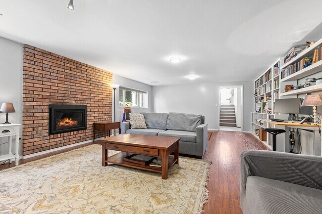Building Photo - 4bd/2.75ba Seattle House
