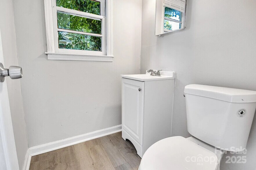 Building Photo - Room in House on Thornwood Rd