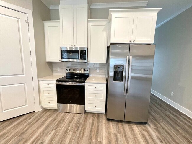 Building Photo - 710 Vassar Ct