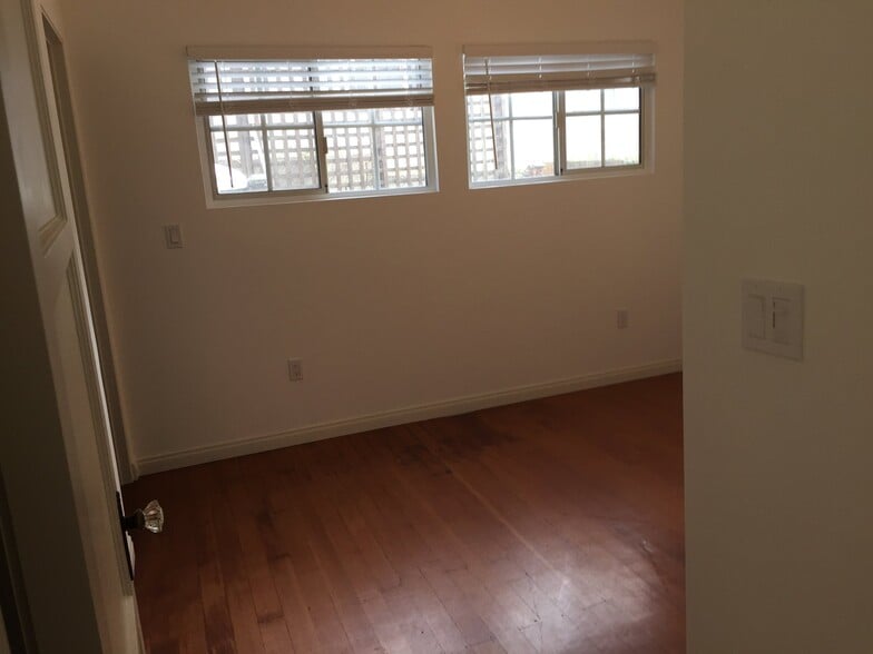 Building Photo - 5046 La Roda Ave