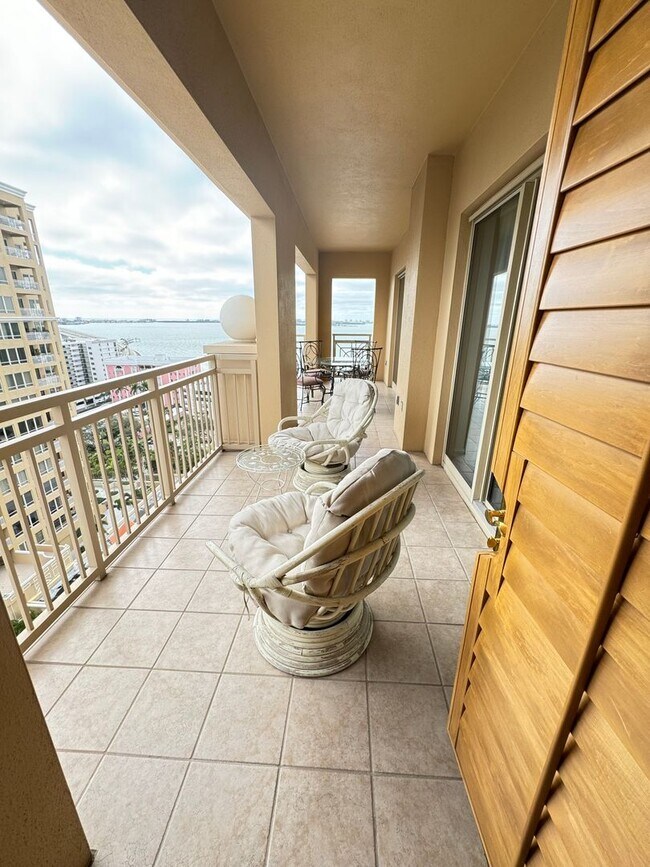 Building Photo - Seasonal/short term 3/2 renovated Ritz Carlton beauty with long water views