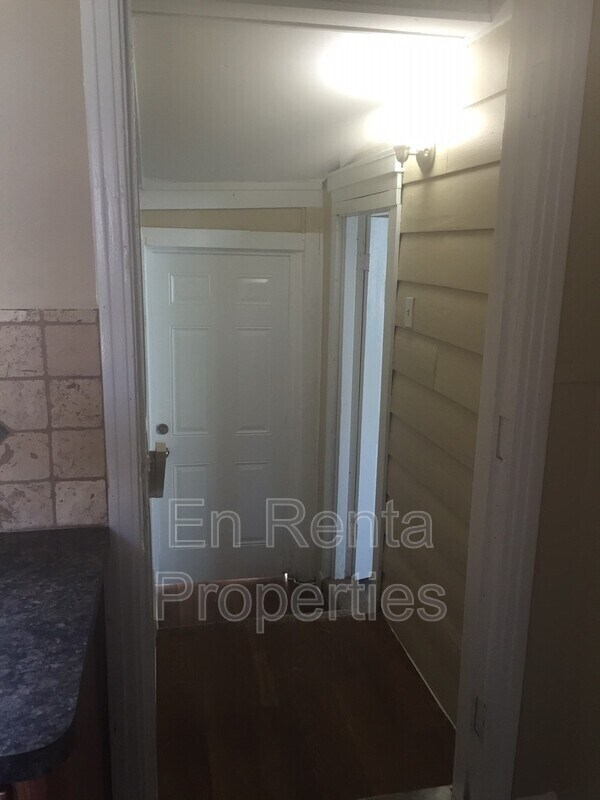 Building Photo - 601 W Beach St