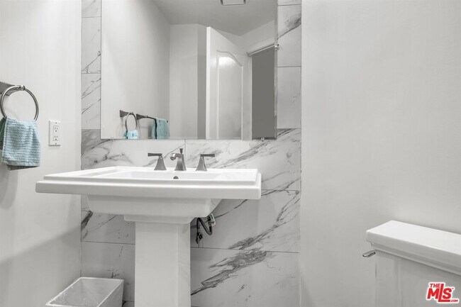 Building Photo - 10555 Ashton Ave