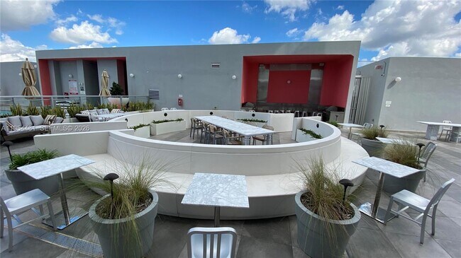 Building Photo - 2000 Metropica Wy