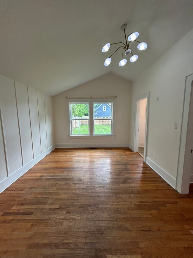 Building Photo - 3 Bed | 2 Bath | Fenced Backyard + Beautif...