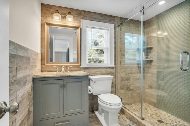 Building Photo - 23 W 7th St