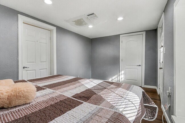 Building Photo - 234 E 1st St