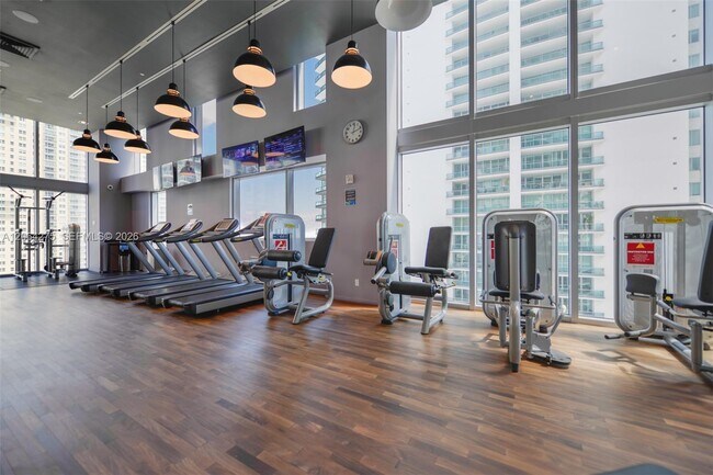 Building Photo - 1300 Brickell Bay Dr