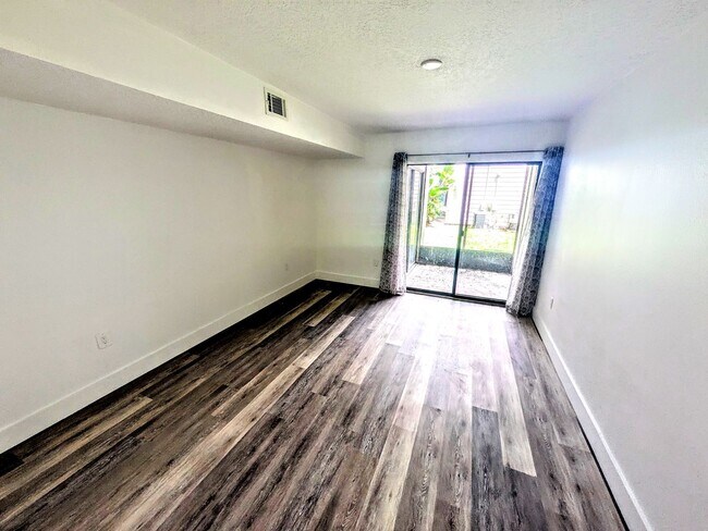 Building Photo - Annual UNfurnished renovated ground floor ...