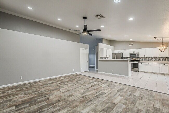Building Photo - 841 N Hillridge