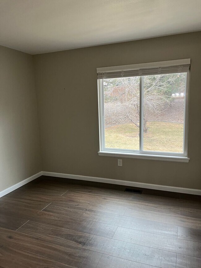 Building Photo - Beautifully Updated single-level duplex in...