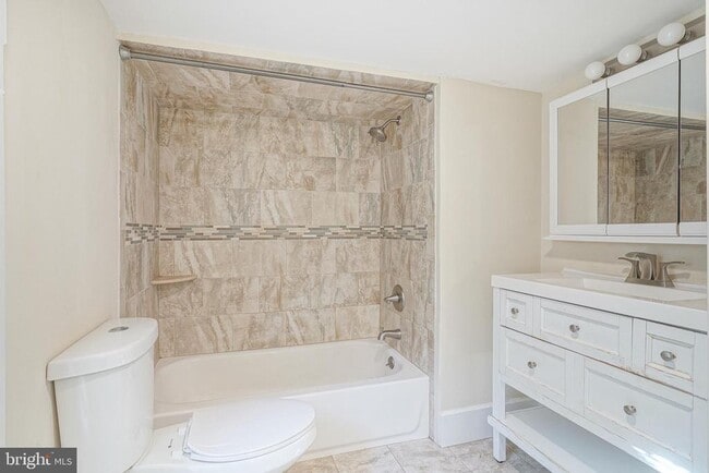 Building Photo - 20 Dickinson St