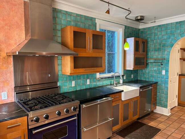 Building Photo - 2015 Franklin Ave E