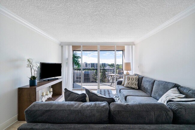 Building Photo - 9 Royal Palm Way