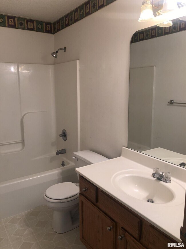 Building Photo - 6142 N Elmwood Ave