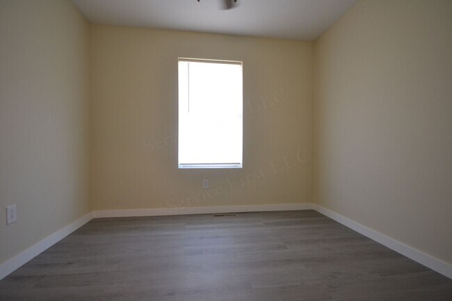 Building Photo - Vine St Duplexes