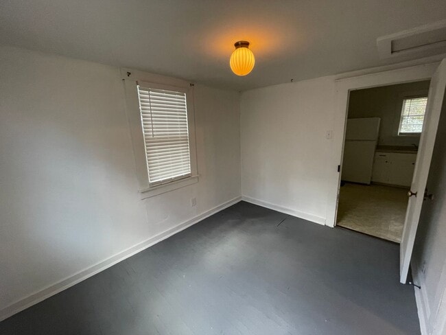 Building Photo - Historic Downtown Wilmington Cottage