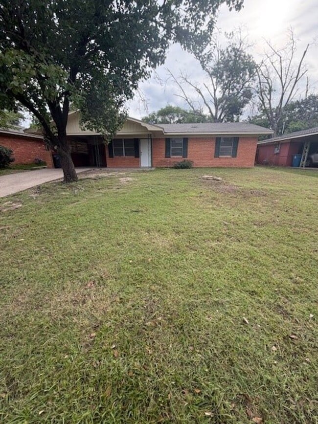 Building Photo - 1415 Mockingbird Ln