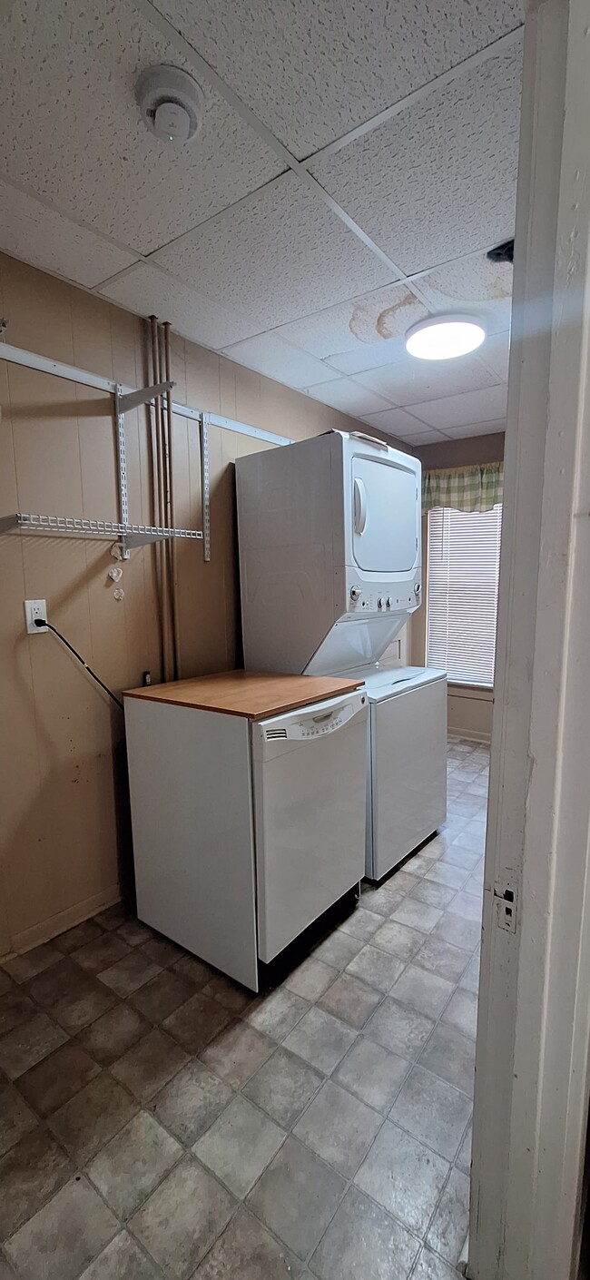 Building Photo - 429 N State St