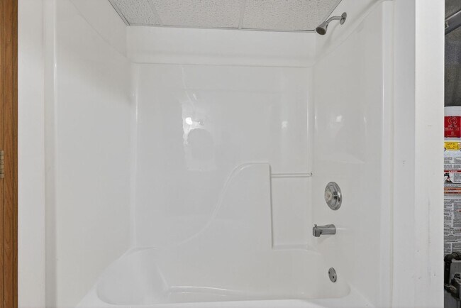 Building Photo - Charming 3 Bedroom with Garage!