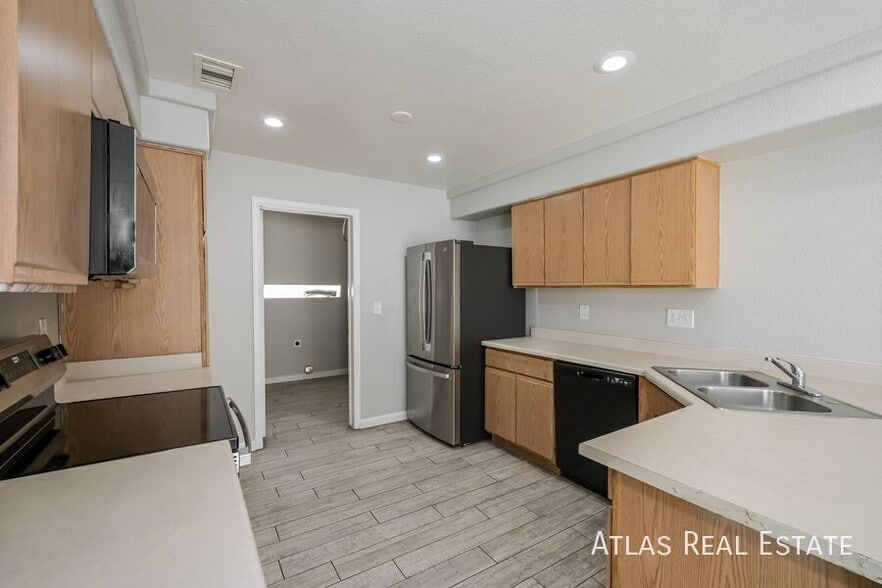 Building Photo - 4834 N Genoa St