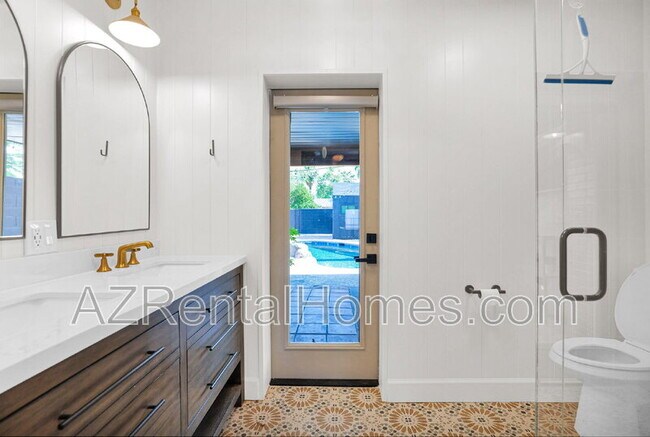 Building Photo - 5513 E Earll Dr