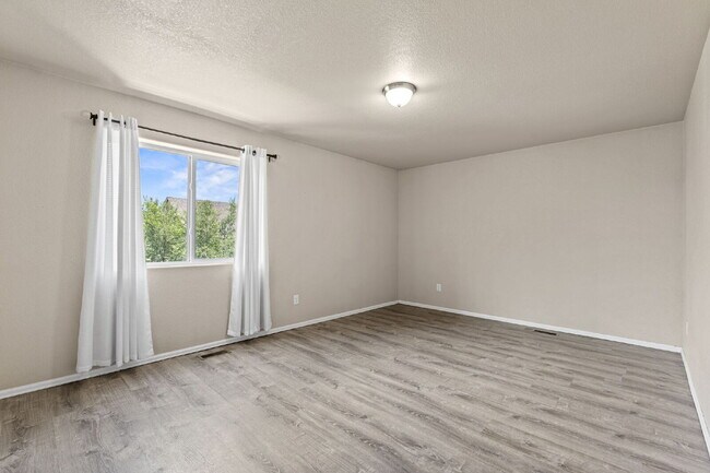 Building Photo - Updated 3-Bedroom Townhome with Private Ya...