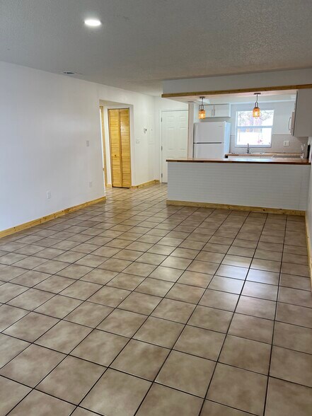 Building Photo - 917 Royal Palm Dr