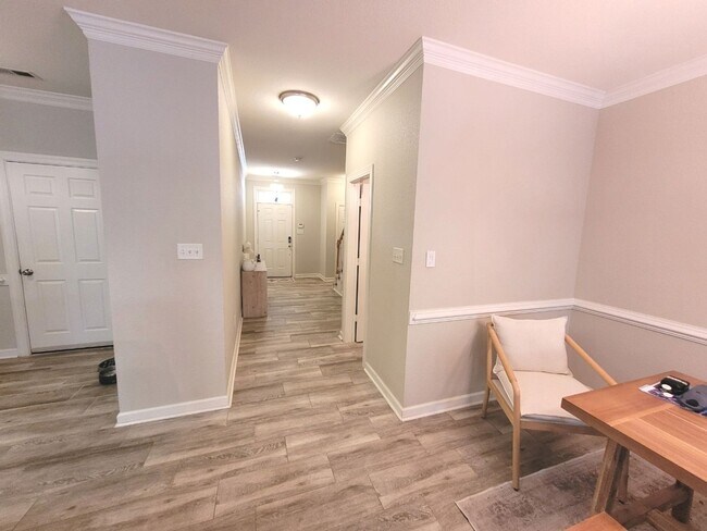 Building Photo - Gorgeous Townhome-Style Condo in Virginia Beach!