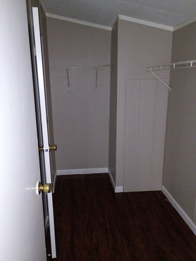 Building Photo - 3 Bedroom/2 Bathroom Home on a Large Lot