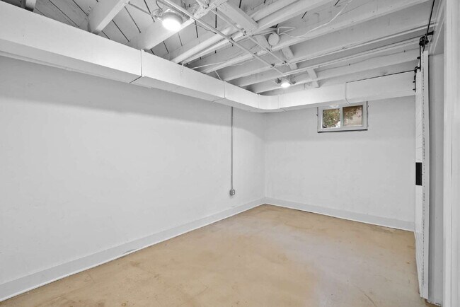 Building Photo - Spacious Single-Family Home with Versatile Living Spaces