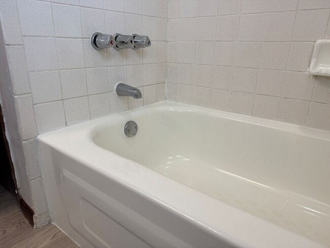 Building Photo - Comfortable 3-Bedroom Home with Park Access & Easy Commute