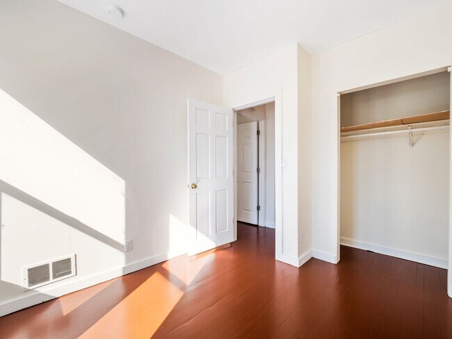 Building Photo - 937 Thomas Ave W