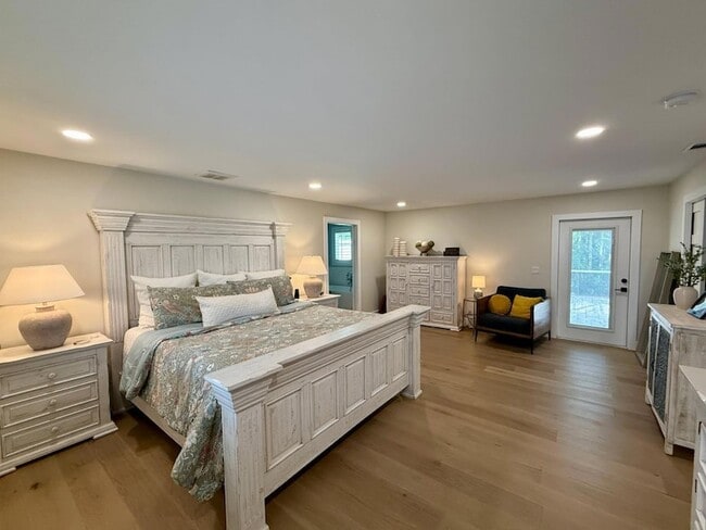 Building Photo - 1833 Pandora Dr