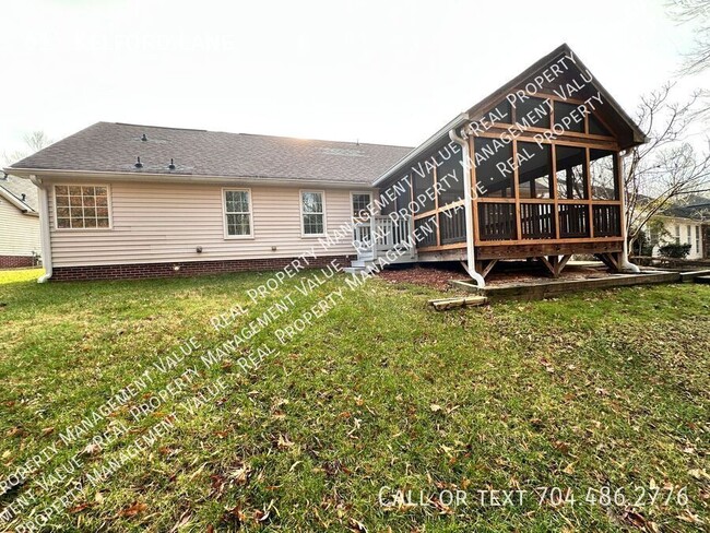 Building Photo - Ranch home with private screened deck