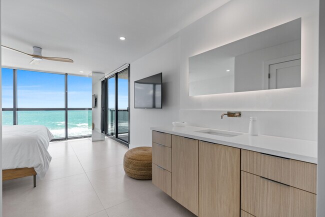 Building Photo - 10410 S Ocean Dr