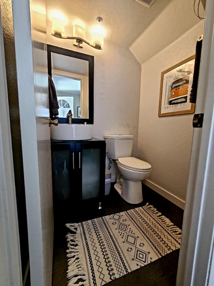 Building Photo - 543 Victoria St