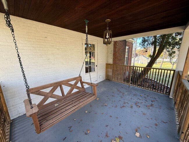 Building Photo - Spacious 4-Bedroom Property with In-Law Su...