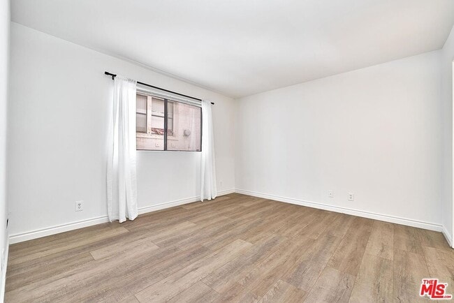 Building Photo - 326 S Manhattan Pl